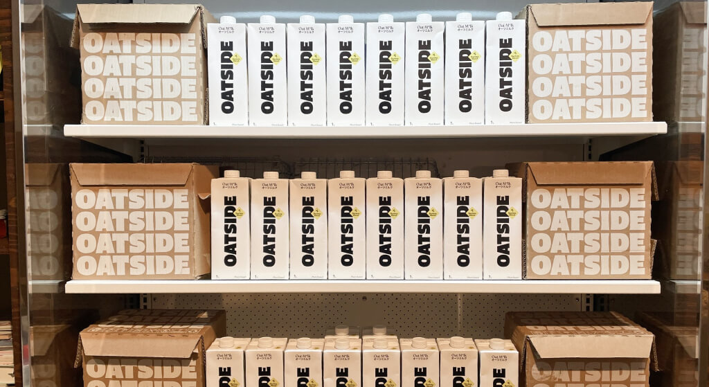 OATSIDEがコストコのロードショーで安くなるが、Amaoznオンラインの方が1本単位で安く買える可能性が高いことを説明