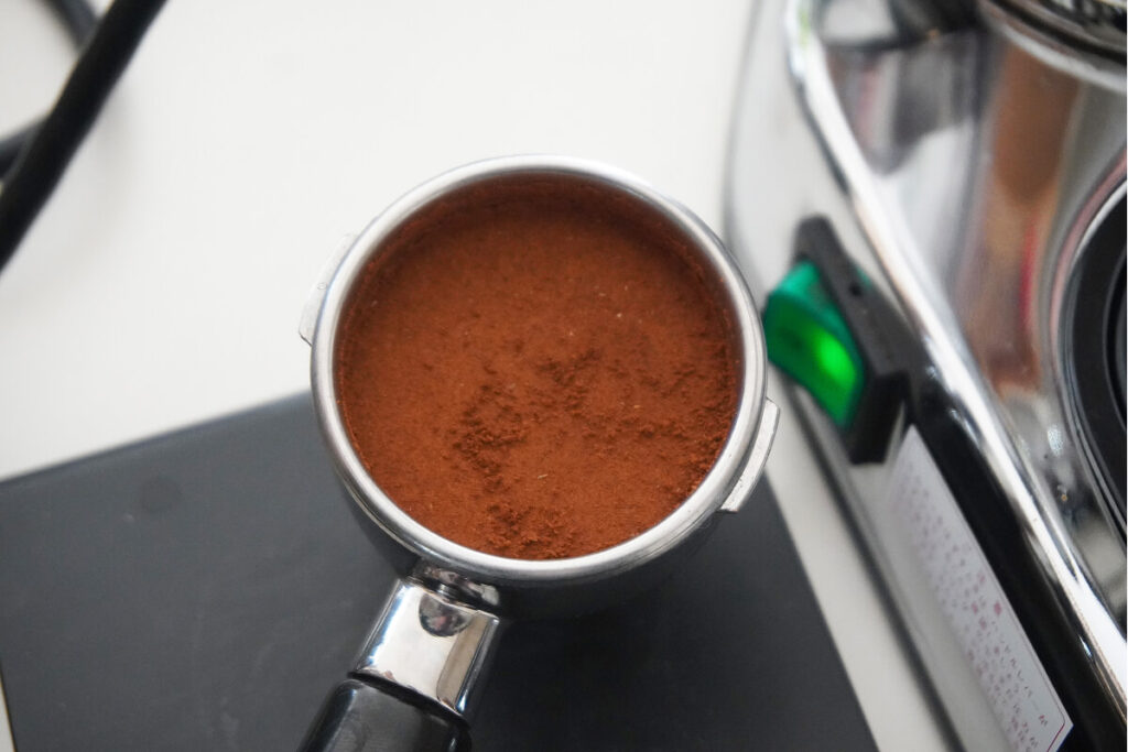 ODDLY GOODとOATSIDEとalproを比較した時にタンピングしたコーヒー(エスプレッソ)の様子