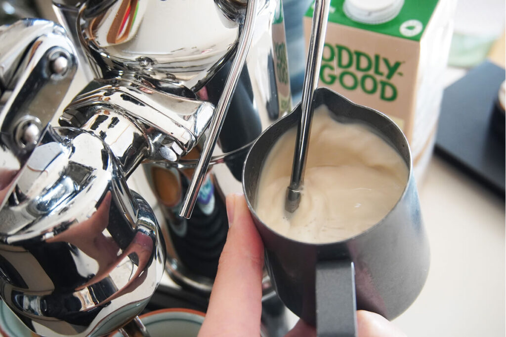 ODDLY GOODとOATSIDEとalproを比較した時にスチームしているODDLY GOODのミルク