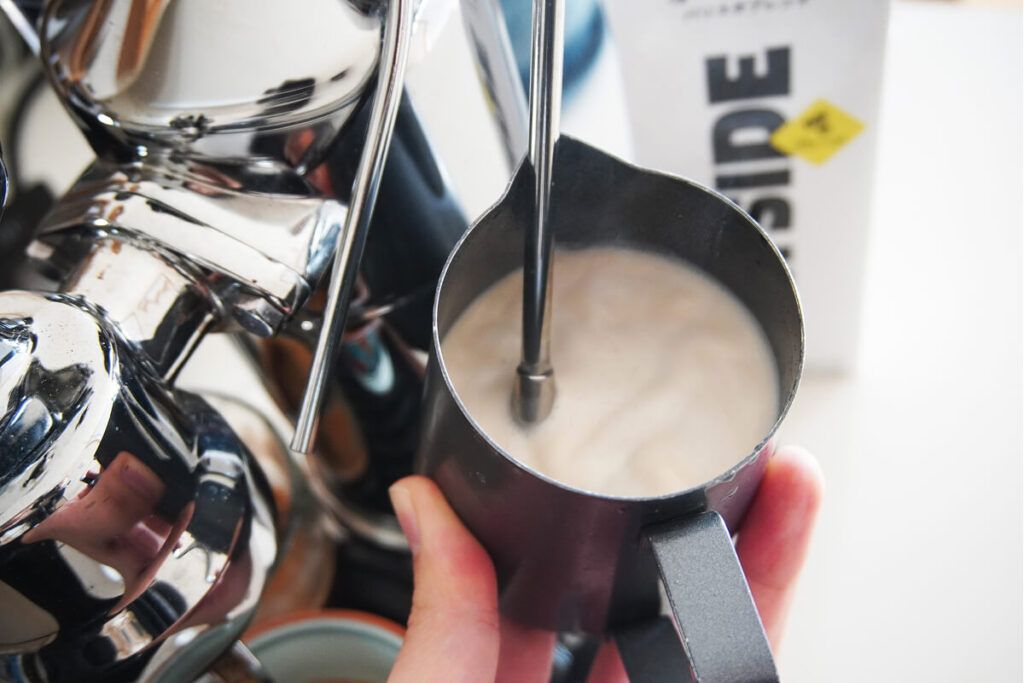 ODDLY GOODとOATSIDEとalproを比較した時にスチームしているOATSIDEのミルク