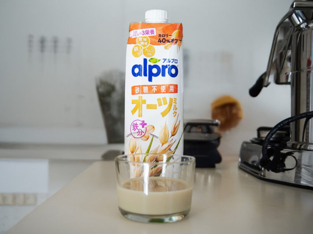 alproのオーツミルクのミルクとパッケージ